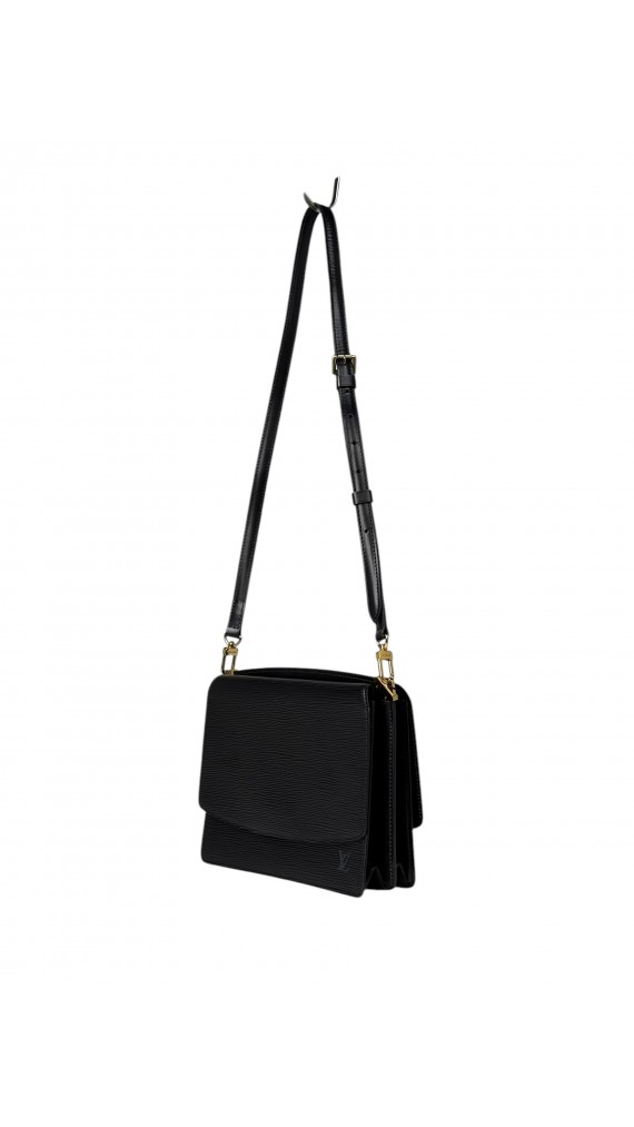 Louis Vuitton Epi Leather Flap Bag i Sort