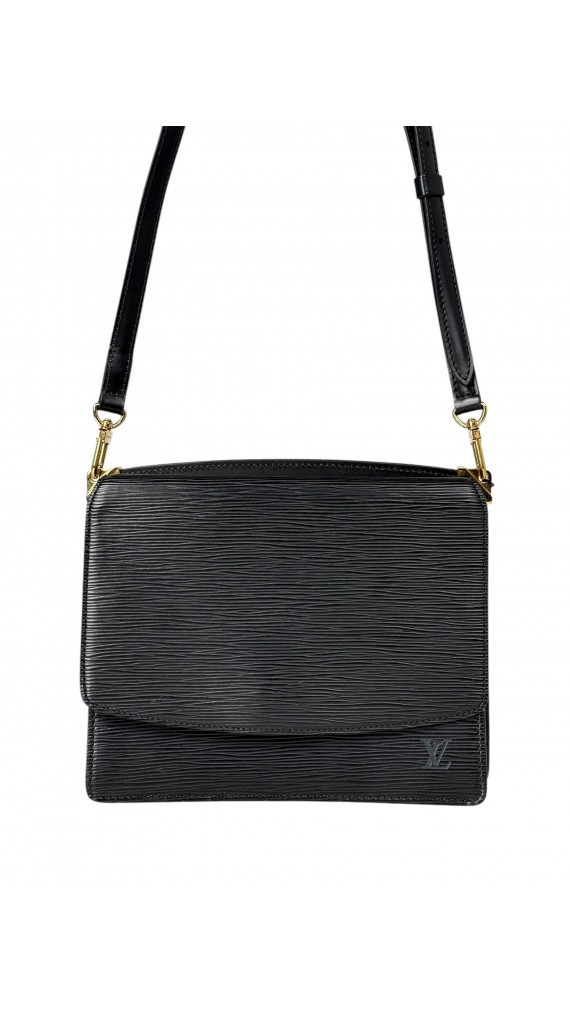 Louis Vuitton Epi Leather Flap Bag i Sort