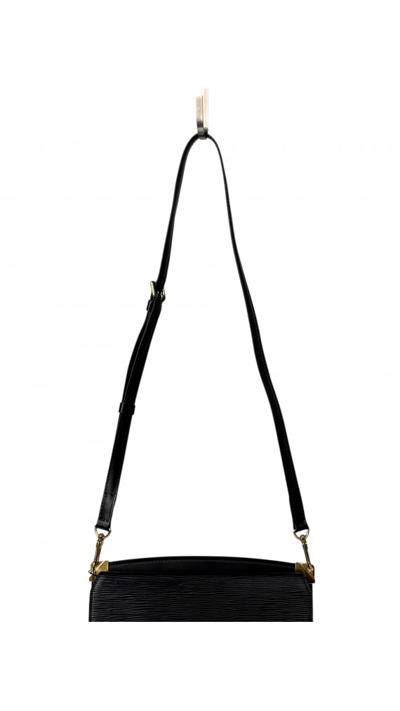 Louis Vuitton Epi Leather Flap Bag i Sort