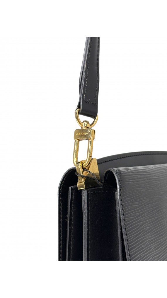 Louis Vuitton Epi Leather Flap Bag i Sort