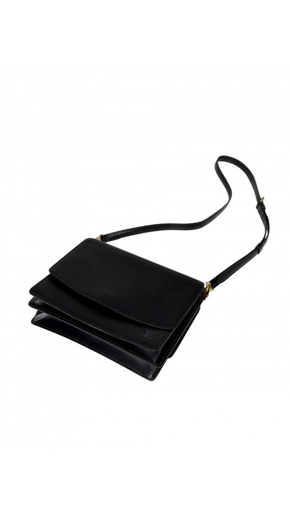 Louis Vuitton Epi Leather Flap Bag i Sort
