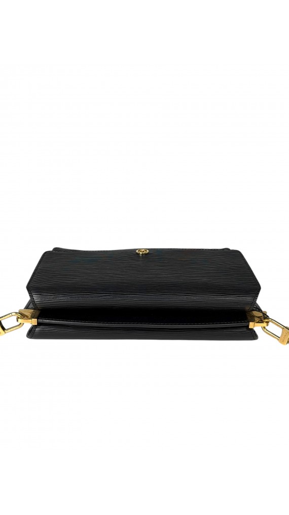 Louis Vuitton Epi Leather Flap Bag i Sort