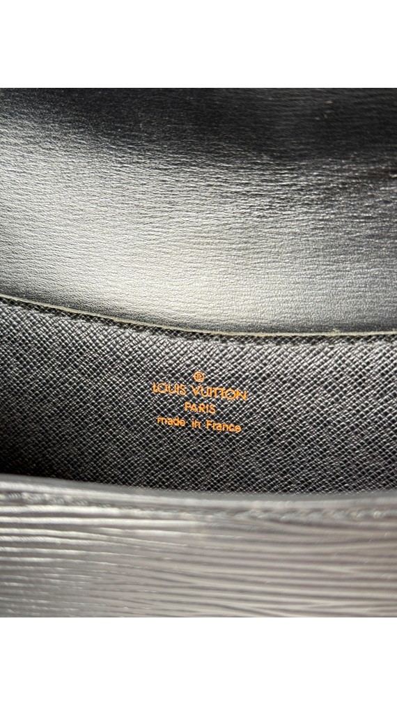 Louis Vuitton Epi Leather Flap Bag i Sort