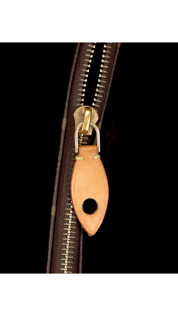 Louis Vuitton Montaigne GM Shoulder Bag