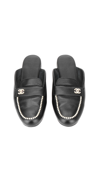Chanel Slip-on Loafers – Sort Skinn med CC-logo og Perledetaljer