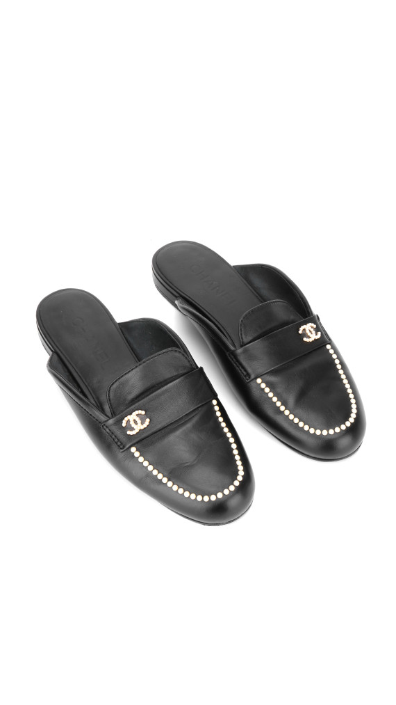 Chanel Slip-on Loafers – Sort Skinn med CC-logo og Perledetaljer