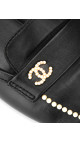 Chanel Slip-on Loafers – Sort Skinn med CC-logo og Perledetaljer