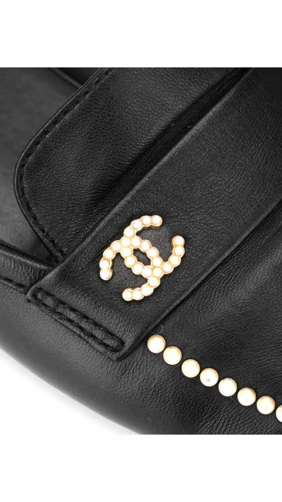 Chanel Slip-on Loafers – Sort Skinn med CC-logo og Perledetaljer