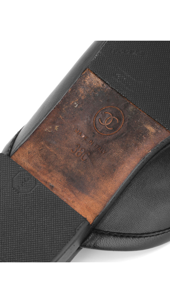 Chanel Slip-on Loafers – Sort Skinn med CC-logo og Perledetaljer