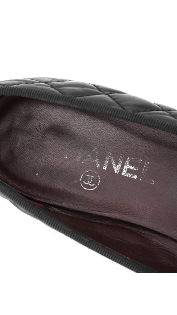 Chanel Quilted Ballerina Flats – Sort Skinn med CC-logo