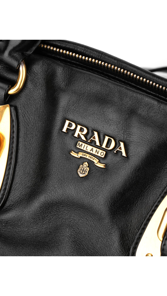 Prada Vitello Daino Gaufre Leather Shoulder Bag i Sort