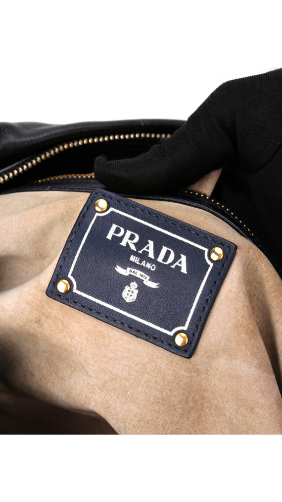Prada Vitello Daino Gaufre Leather Shoulder Bag i Sort