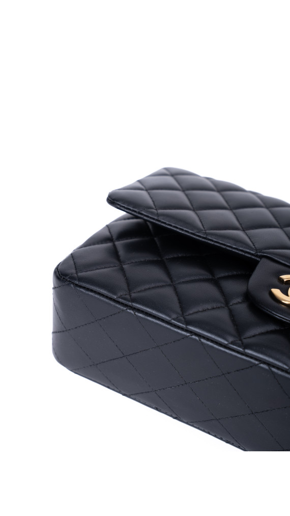 Chanel Classic Double Flap Bag – Sort Lammeskinn med Gullfarget Hardware
