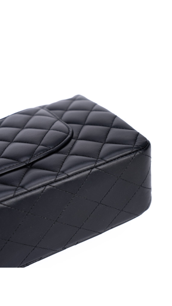Chanel Classic Double Flap Bag – Sort Lammeskinn med Gullfarget Hardware