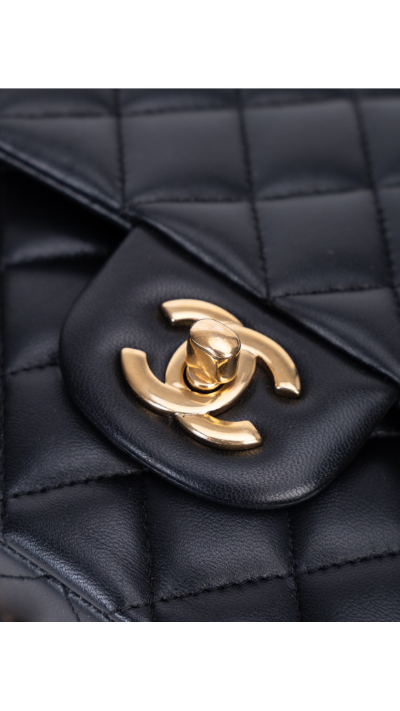 Chanel Classic Double Flap Bag – Sort Lammeskinn med Gullfarget Hardware