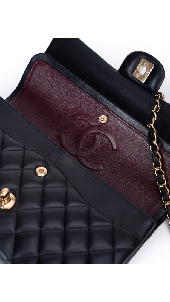 Chanel Classic Double Flap Bag – Sort Lammeskinn med Gullfarget Hardware