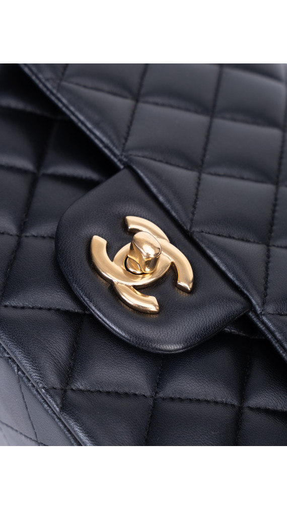 Chanel Classic Double Flap Bag – Sort Lammeskinn med Gullfarget Hardware