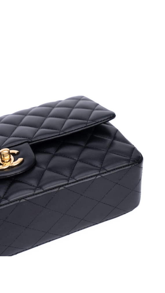 Chanel Classic Double Flap Bag – Sort Lammeskinn med Gullfarget Hardware