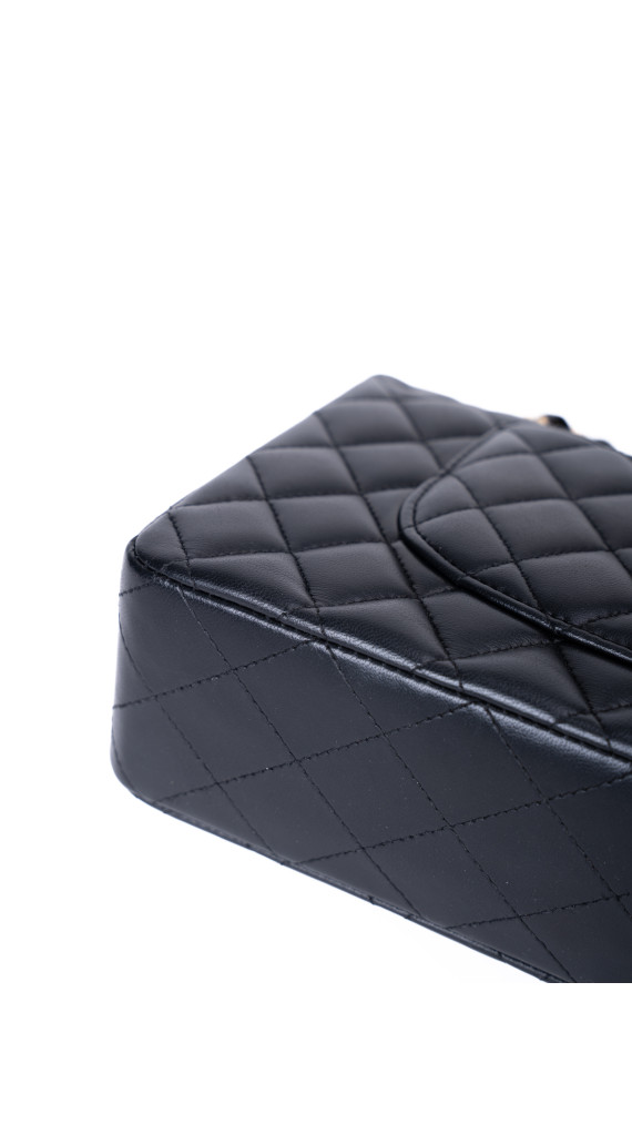 Chanel Classic Double Flap Bag – Sort Lammeskinn med Gullfarget Hardware