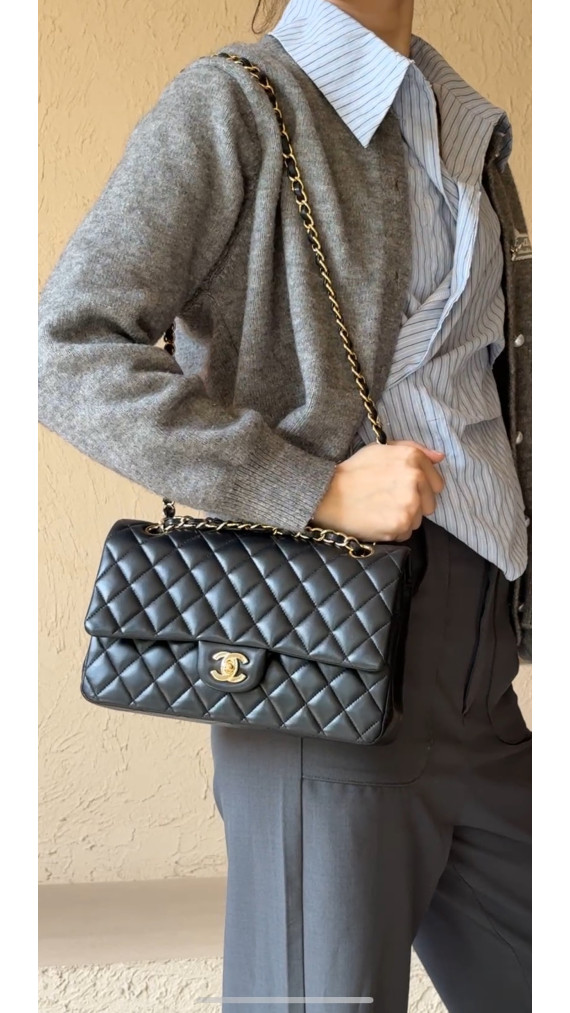 Chanel Classic Double Flap Bag – Sort Lammeskinn med Gullfarget Hardware