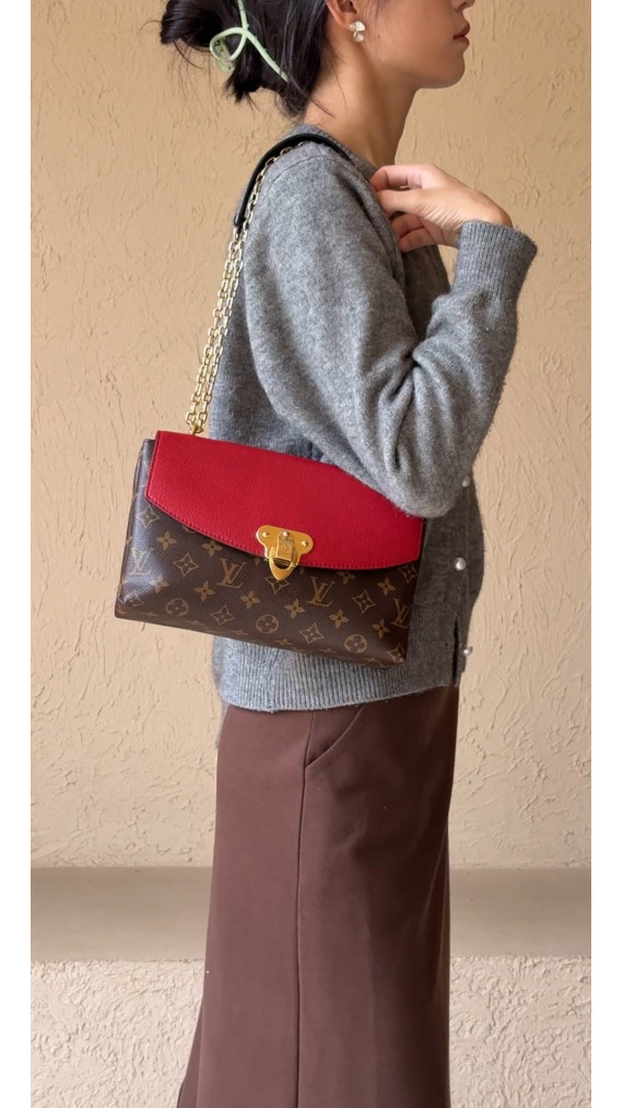 Louis Vuitton Pallas Chain Bag – Monogram Canvas & Rød Skinnklaff