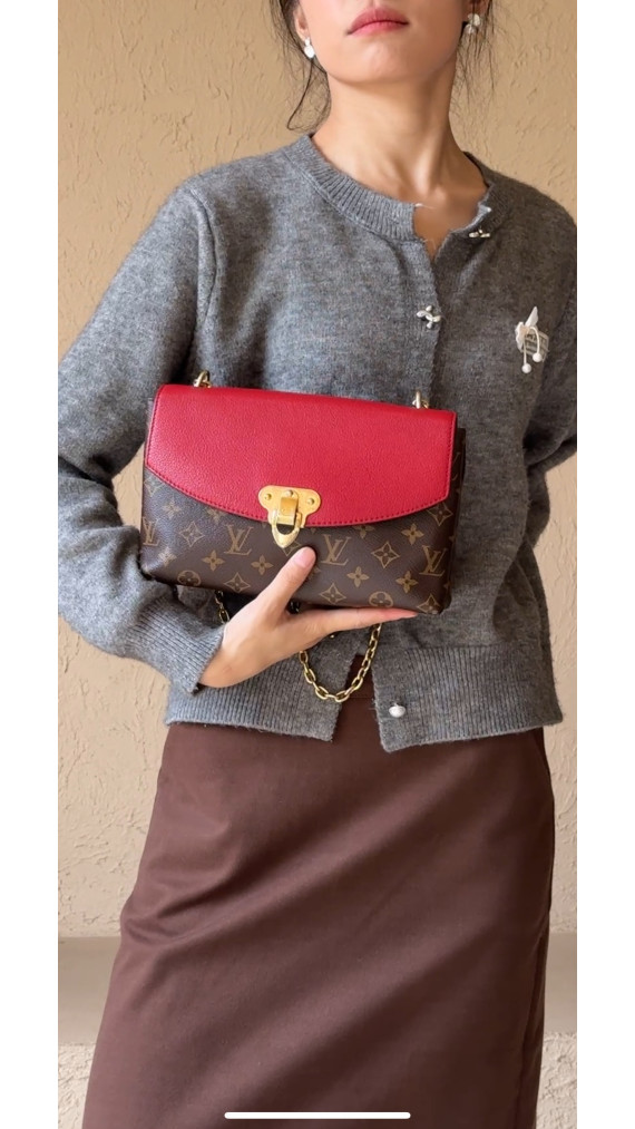 Louis Vuitton Pallas Chain Bag – Monogram Canvas & Rød Skinnklaff