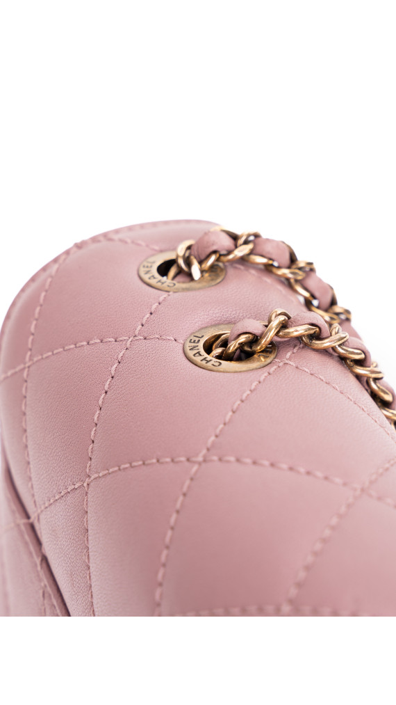 Chanel Single Flap Bag – Rosa Lammeskinn med Akryl CC-lås