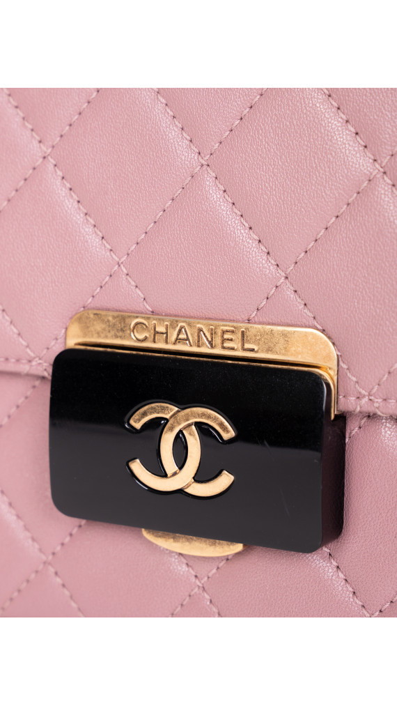 Chanel Single Flap Bag – Rosa Lammeskinn med Akryl CC-lås