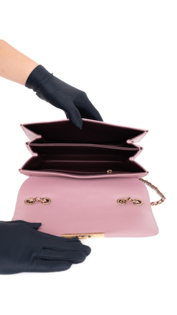 Chanel Single Flap Bag – Rosa Lammeskinn med Akryl CC-lås