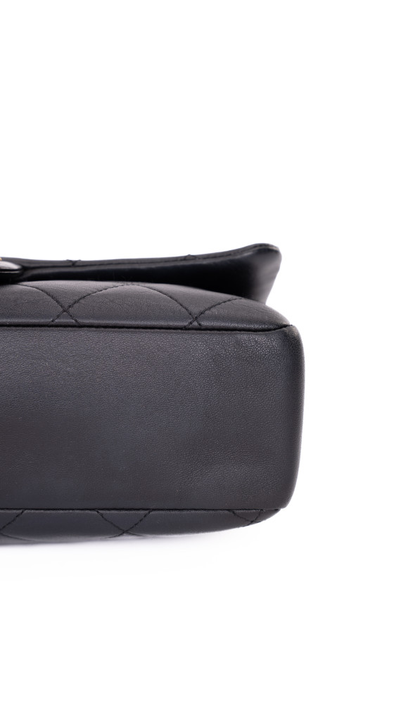 Chanel 19 Flap Bag i Sort Skinn med Gyllen Kjede