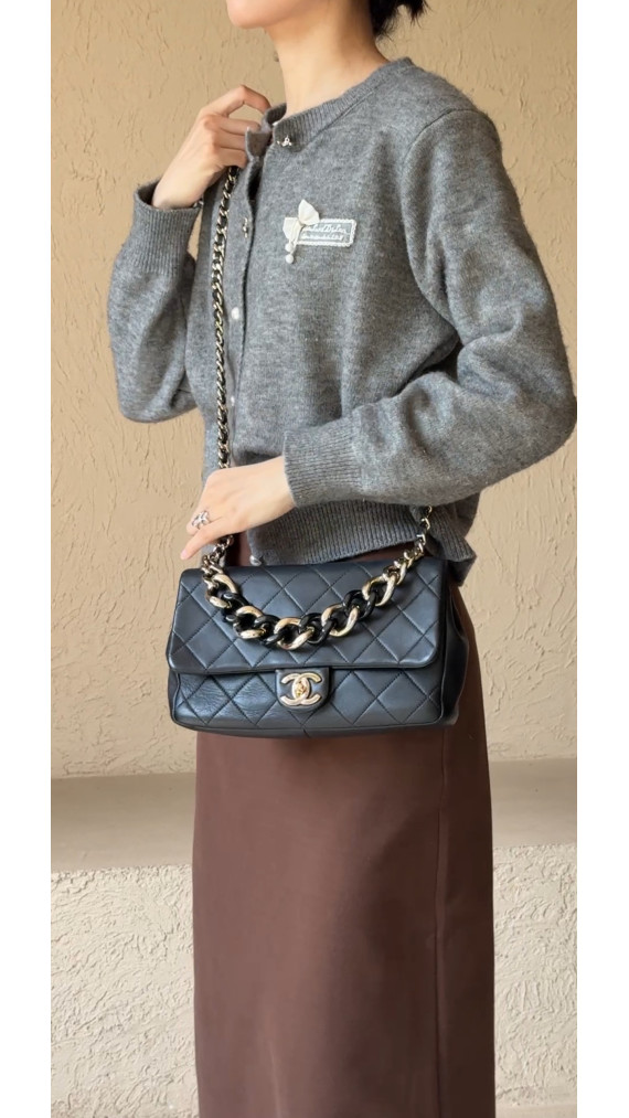 Chanel 19 Flap Bag i Sort Skinn med Gyllen Kjede