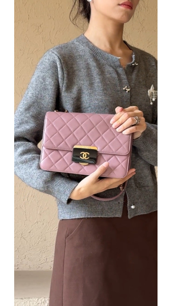 Chanel Single Flap Bag – Rosa Lammeskinn med Akryl CC-lås