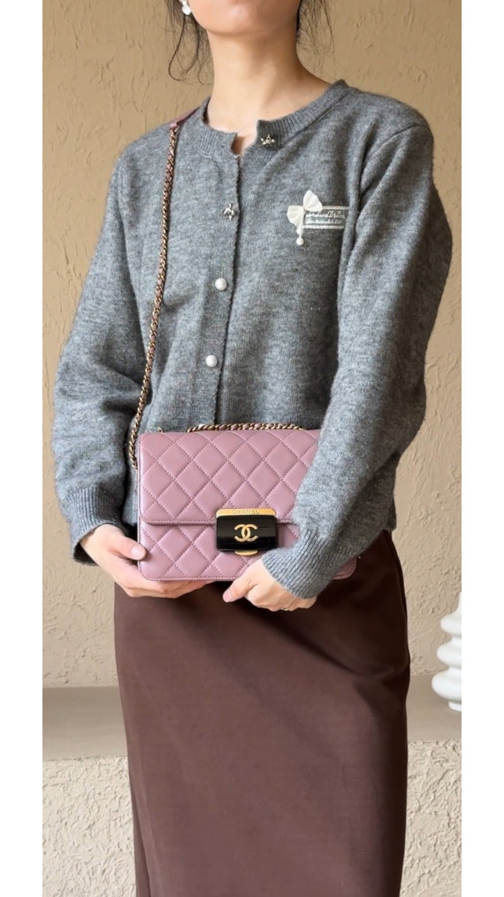 Chanel Single Flap Bag – Rosa Lammeskinn med Akryl CC-lås
