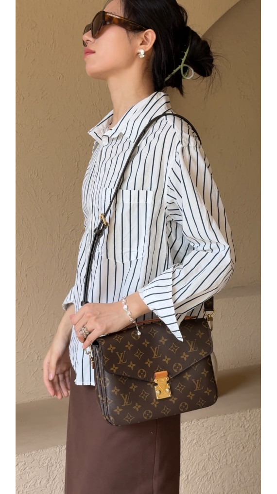 Louis Vuitton Pochette Métis Monogram Canvas