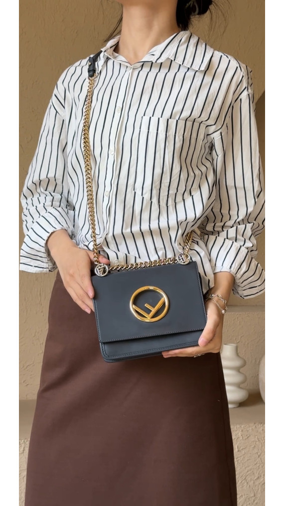 Fendi Kan I Shoulder Bag i Mørkeblå