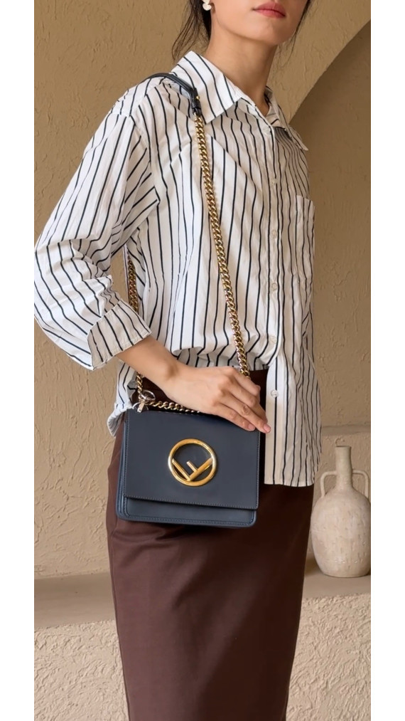 Fendi Kan I Shoulder Bag i Mørkeblå