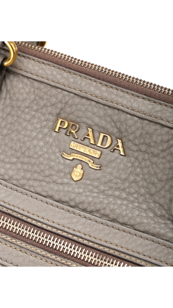 Prada Vitello Leather Shoulder Bag i Grå