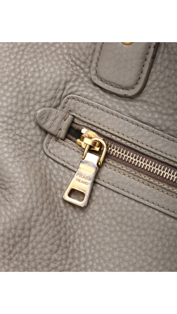 Prada Vitello Leather Shoulder Bag i Grå