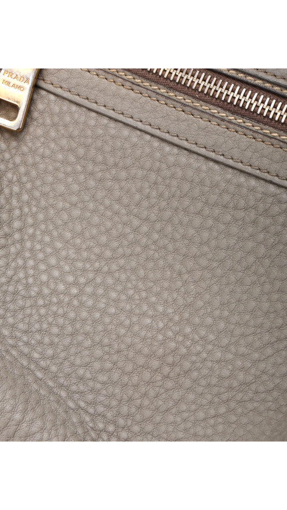 Prada Vitello Leather Shoulder Bag i Grå