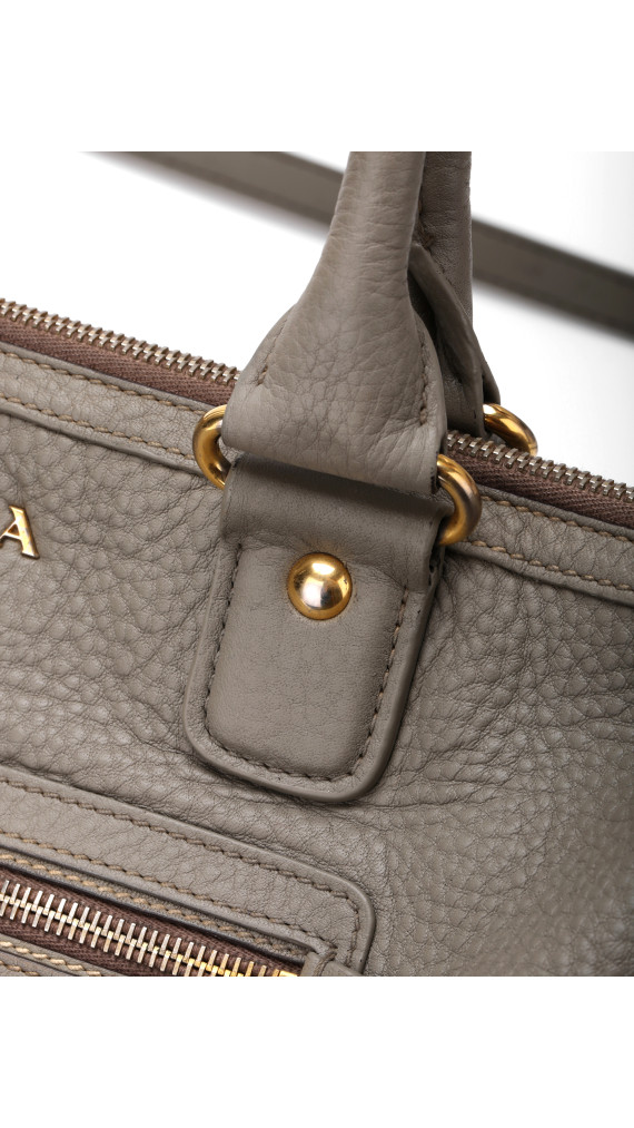 Prada Vitello Leather Shoulder Bag i Grå