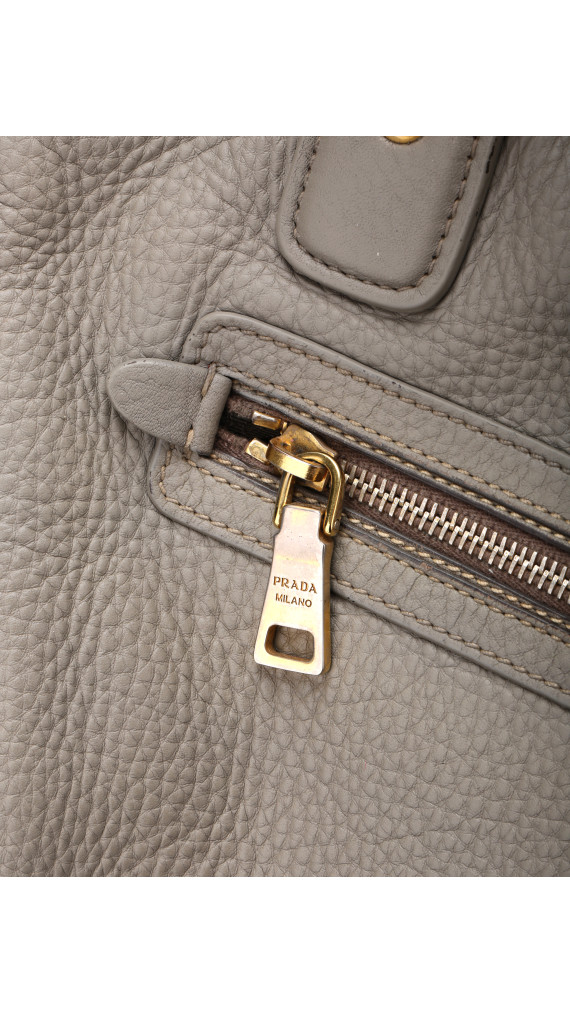 Prada Vitello Leather Shoulder Bag i Grå