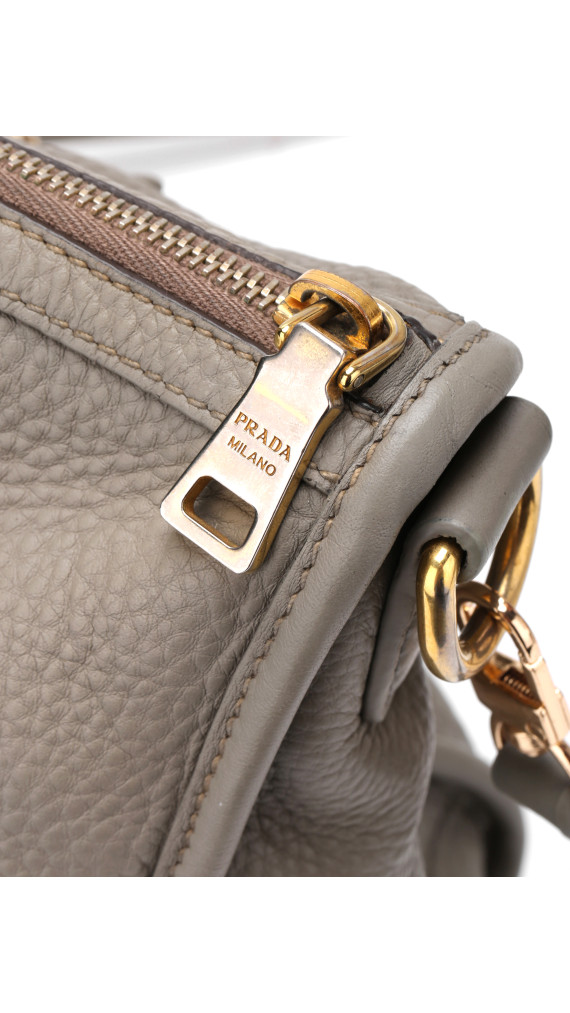 Prada Vitello Leather Shoulder Bag i Grå