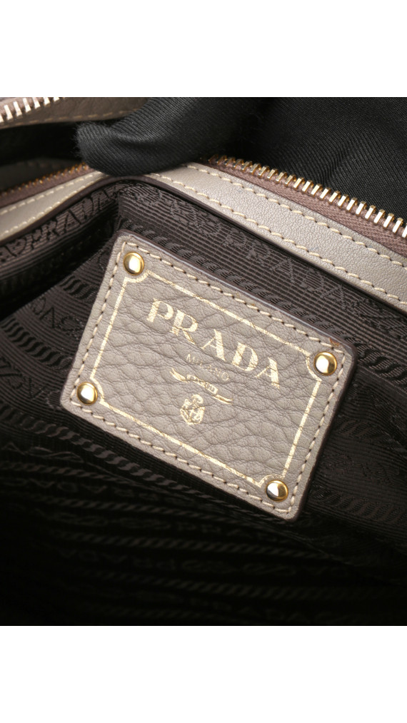 Prada Vitello Leather Shoulder Bag i Grå