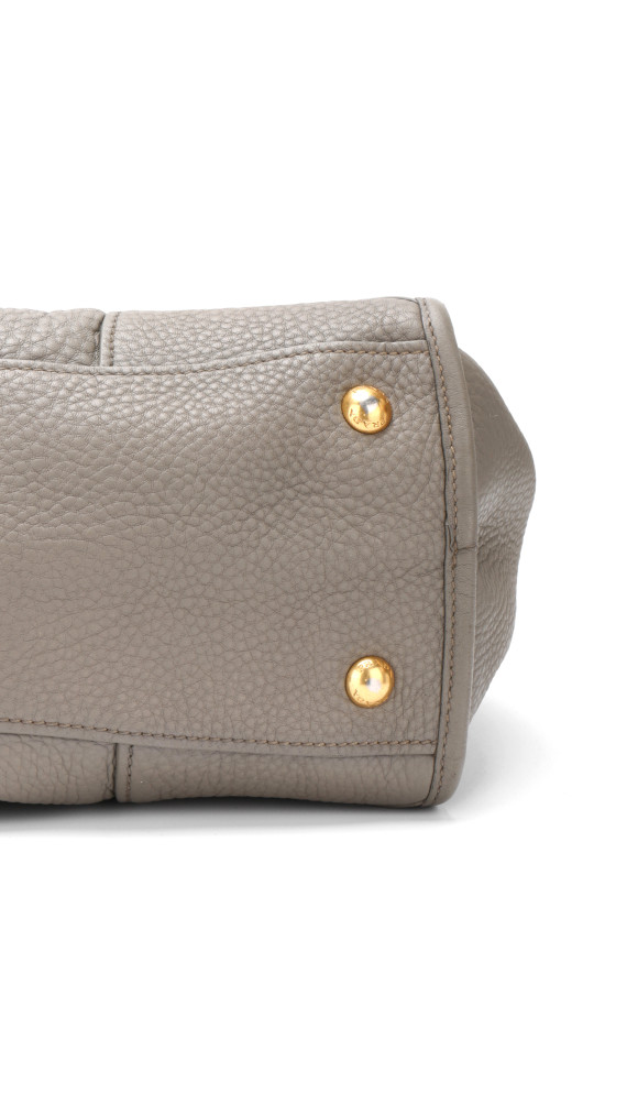 Prada Vitello Leather Shoulder Bag i Grå