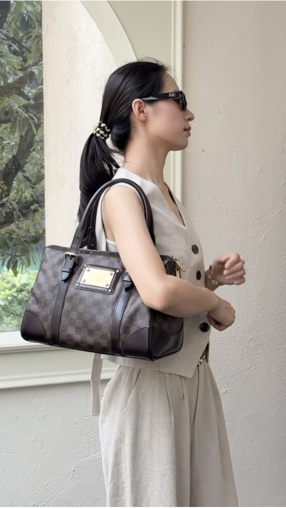 Louis Vuitton Damier Ebene Berkeley Håndveske