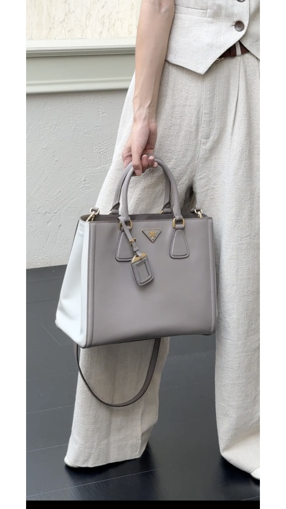 Prada Galleria Double Zip Tote i Grå og Hvit Saffiano-skinn