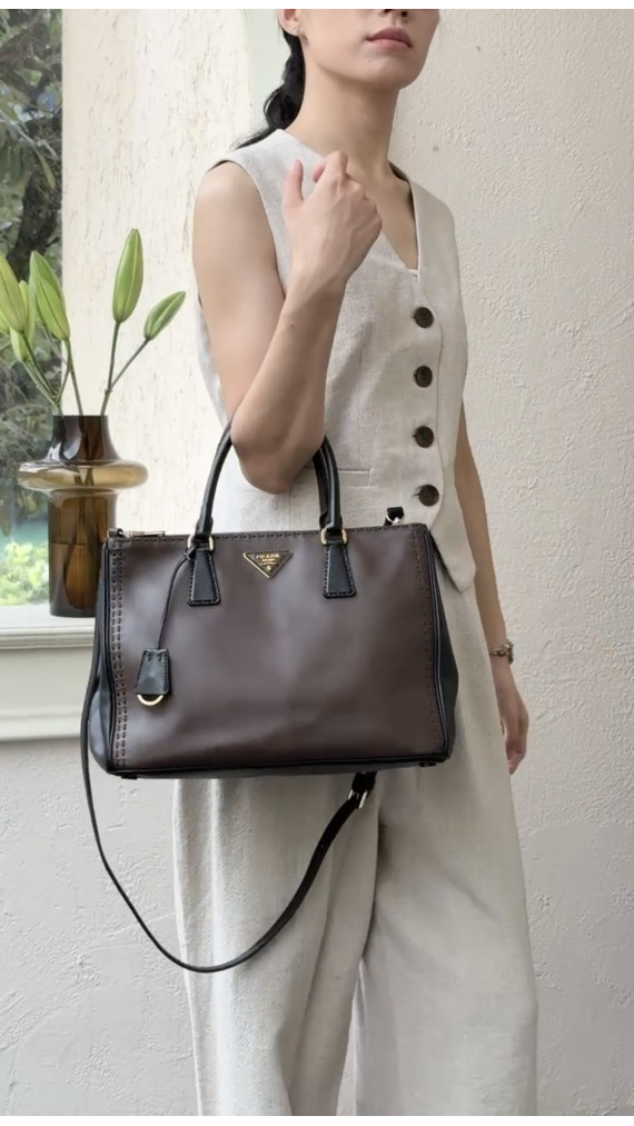 Prada Double Tote Bag i To-farget Skinn – Brun og Sort
