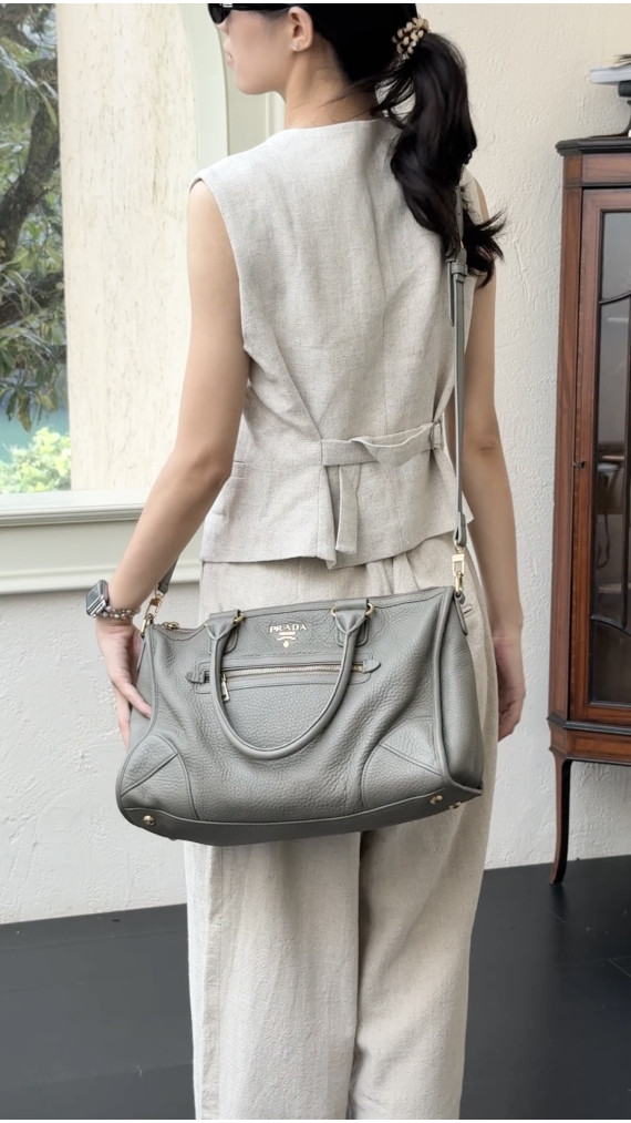 Prada Vitello Leather Shoulder Bag i Grå
