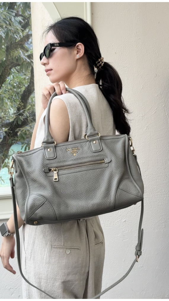 Prada Vitello Leather Shoulder Bag i Grå