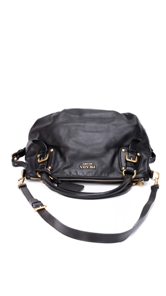 Prada Skulderveske i Sort Skinn med Gullfargede Detaljer